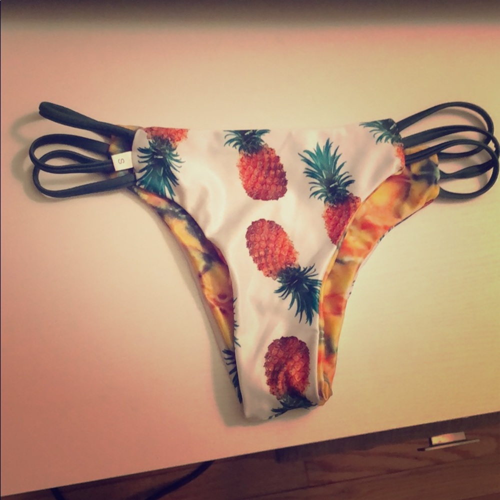 NWOT pineapple bikini bottoms